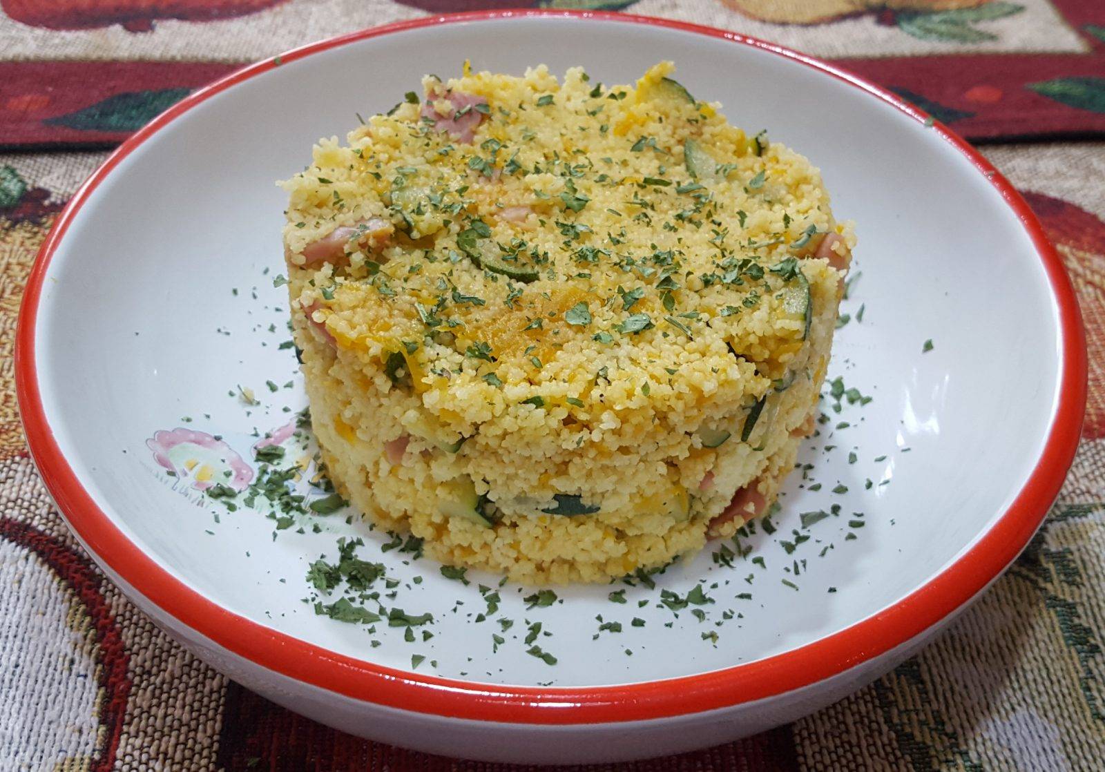 Primo piatto con verdure e prosciutto cotto